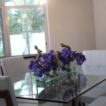 Purple Vandas – approx. 24 cm in 24″ Casa Moderna Glass Plate Planter